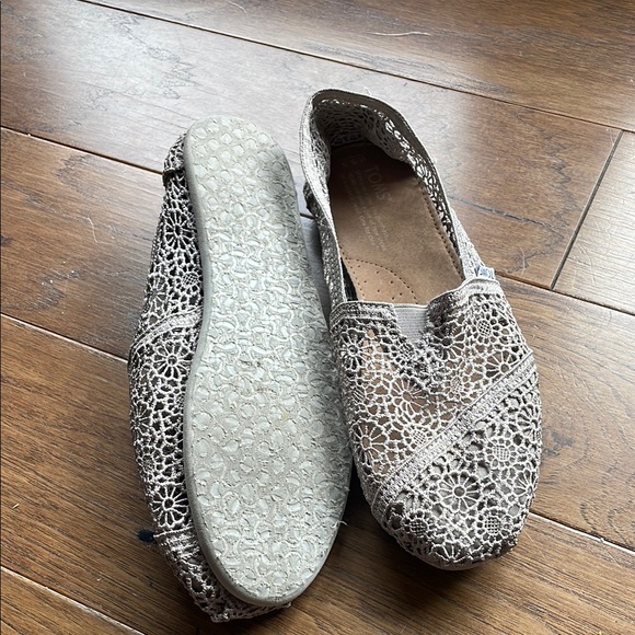 Toms Gray Flats with Crochet Design - Picture 3 of 4